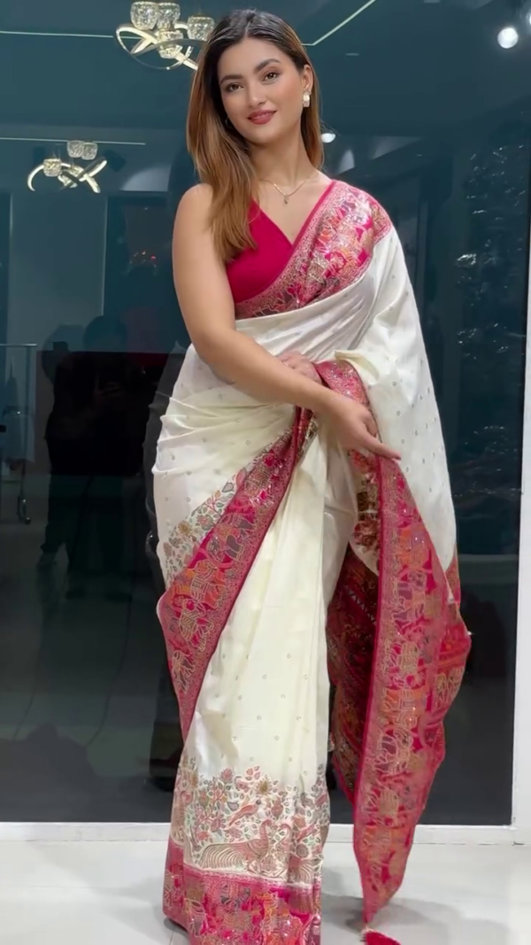Women Floral  Banarasi Saree with Contrast Border - Image 8