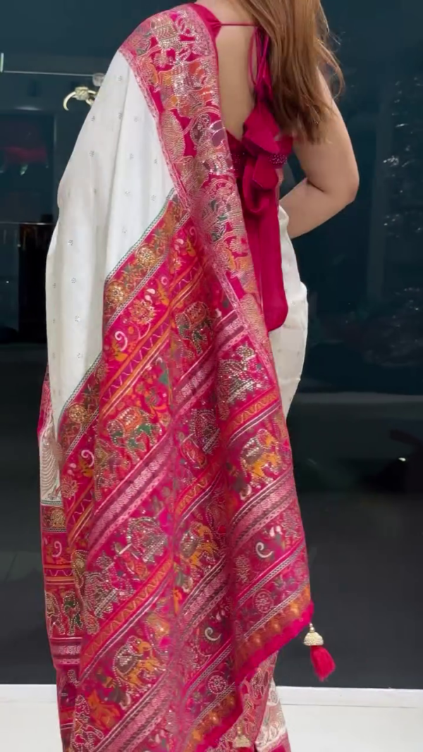 Women Floral  Banarasi Saree with Contrast Border - Image 7