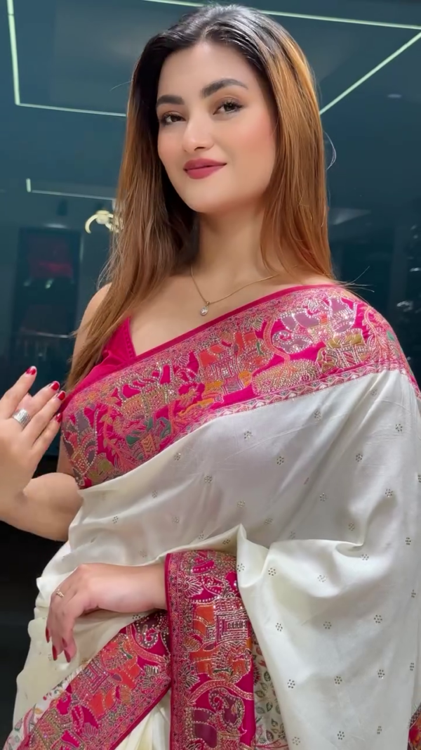 Women Floral  Banarasi Saree with Contrast Border - Image 4