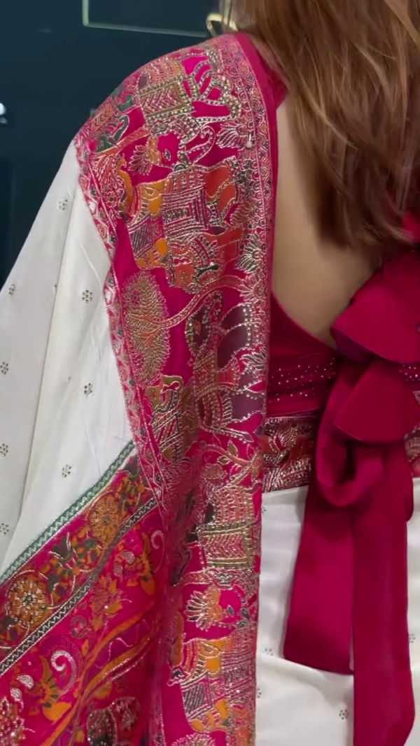 Women Floral  Banarasi Saree with Contrast Border - Image 3
